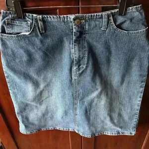 Size 12 stretch denim skirt by Gloria Vanderbilt. No waistband style, zip up.Y2K